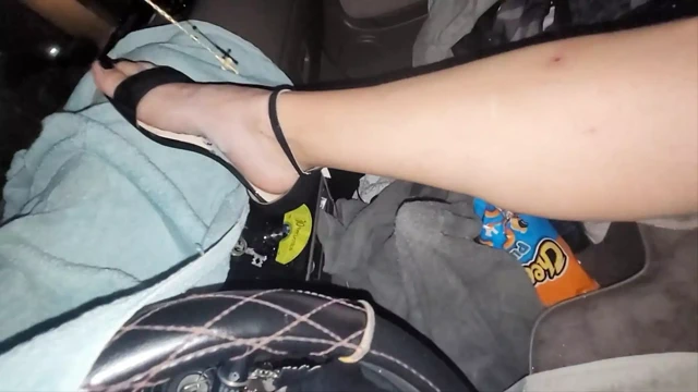 Araba teşhiri kadın kılıklı ayaklar sadece oynuyor