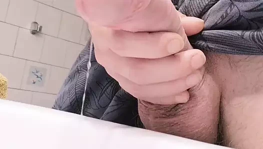 Yakın çekim banyo lavabosunda yarı sert bir şekilde damlıyor ve işiyor