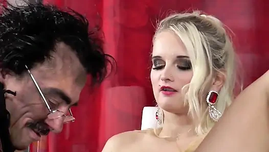 Azgın seksi ev kadınları büyük sert yaraklarla sikiliyor tam film hd