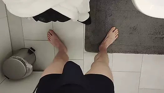 Genç adam duş alır ve mastürbasyon yapar (traş, kesilmiş penis)