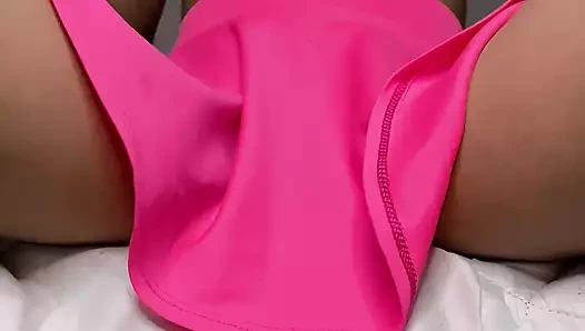 Mükemmel memeli nazik hatun orgazm olmak için mastürbasyon yapıyor