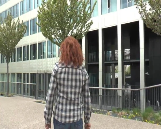 Minik yarak orta yaşlı seksi kadını sikiyor