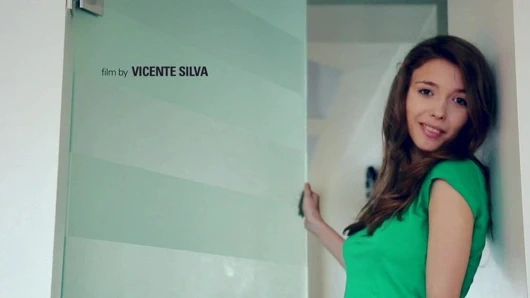 Vahşi bir orgazm için mastürbasyon yaparken onu büyük göğüsleri sıçrama görmek