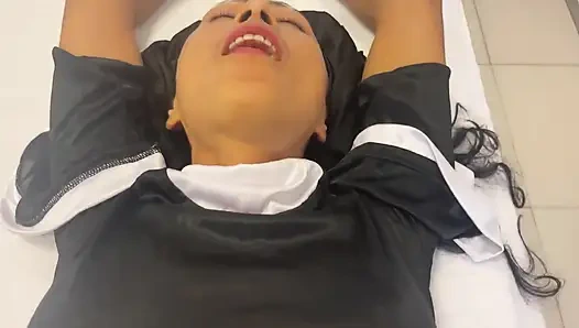 Acemi rahibeyi cezbediyor