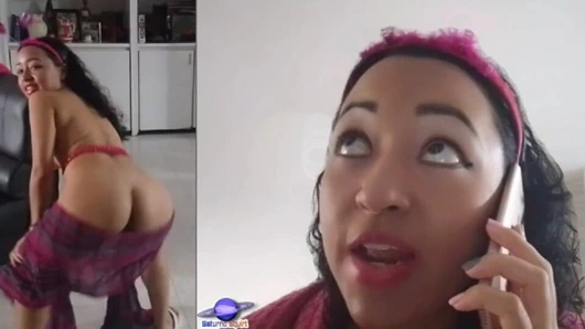 Seksi latin hatun Saturno fışkırtıyor, cinsel bir striptizci ve menajeriyle konuşuyor ve sikişmeyi öneriyor.