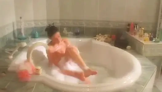 İki blinfolded hatun ellerini birbirlerinden uzak tutamıyor