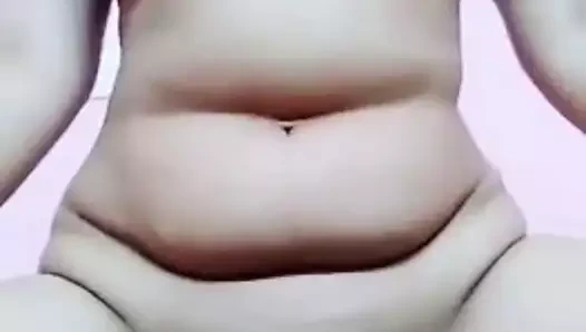 Seksi kız arkadaşım tüm vücudunu gösteriyor