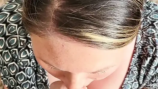 Süper seksi yarak emiyor tanrıça tekrar tekrar boşalıyor ve yüksek sesle inlerken tüm o dölleri yutuyor
