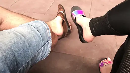 Açık havada sandalet sallıyor ve alfa ile azdırıyor! Kirli ayak fetişi!