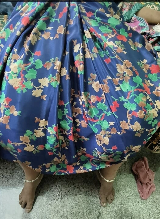 Teyze parmakla sikiş üzümü. Teyzenin tadını çıkarıyor ve tam ruh hali parmakla sikiliyor ve üzüm yiyor