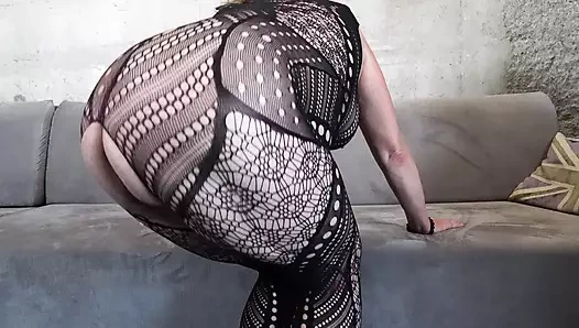 Çekici orta yaşlı seksi kadın kamerada mastürbasyon yapıyor