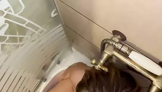 Seksi kız çişini sever ve altın bir duş alır – sadecefans raxxxbit'te tam video