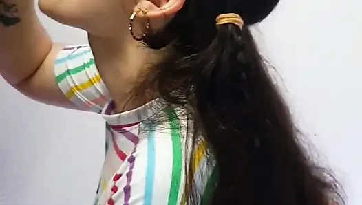 Sürtük komşum yarağımı gırtlağına kadar almaya bayılıyor.