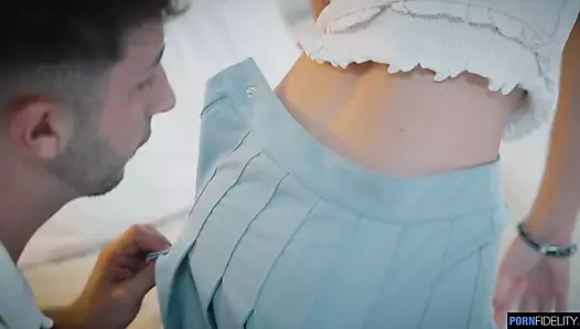 Güzel sarışın sürtüğün yüzüne boşalıyor