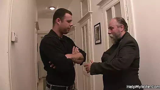 beceriyor onun sarışın karısı