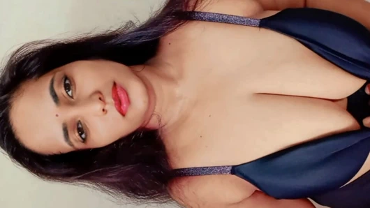 Büyük memeli Hintli genç kız sevgilisi tarafından emiyor ve sikiliyor