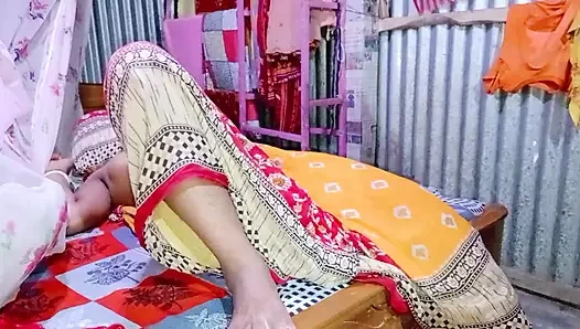 👅Teyzem ateşli amcık yalıyor ve oğlanla seks yapıyor