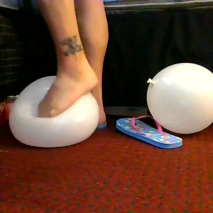 Beyaz parmak arası terlik pop beyaz balonlar