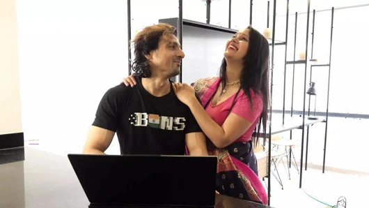 İri göğüslü desi üvey anne amını ve götünü siktirmek için sari minyonunu çıkarıyor