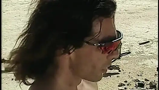 Deri vitesli şehvetli sürtük çölde genç bir delikanlının yarağına biniyor