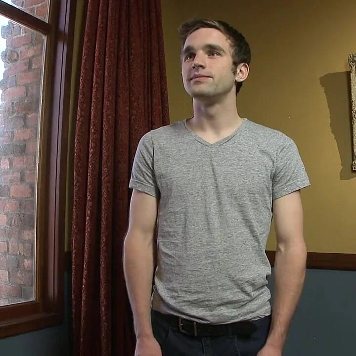 19 yaşındaki adam ilk kez bağlı ve gergin