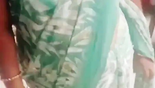 Evli kadın vücudunu kocasına gösteriyor ve sikişiyor