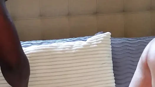Olgun sarışın orta yaşlı seksi kadın sert seansta büyük zenci yarağına biniyor