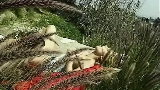 Ateşli sürtük açık havada zar zor sikiliyor!