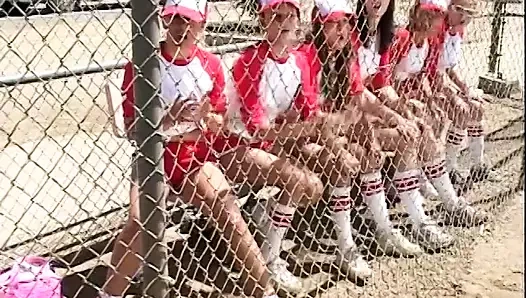 Sarışın güzel kadın ateşli kız arkadaşını öperken amını ovuyor