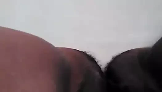 Siyah kedi oynama içinde the banyo 1