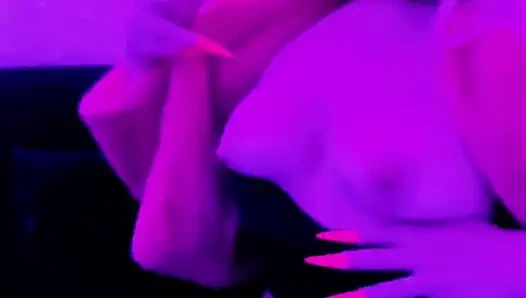 Boneca fumante em pele e látex