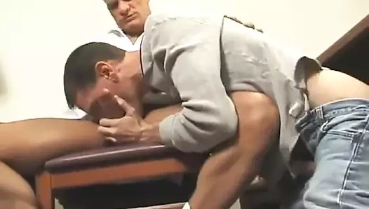 Donanma subayı sürtük twink'i sert sikiyor