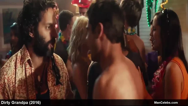 Zac efron sıcak çıplak vücudunu gösteriyor ve sıkı poposunu sallıyor