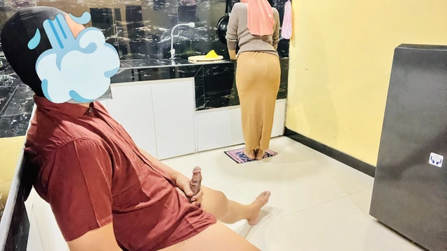 Büyük götlü tesettürlü hizmetçi patronunu mutfakta mastürbasyon yaparken yakalıyor