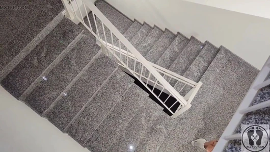 Riskli halka açık çıplak tombul binada açık havada işiyor