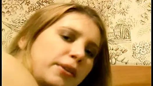 Azgın sürtük ağzına ve deliklerine bu uzun muslukları almaya hazır