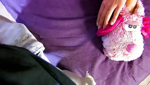 Esmer kadın ağzını ve götünü siktiriyor