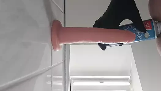 Dildo krem şanti ile götten sikiliyor