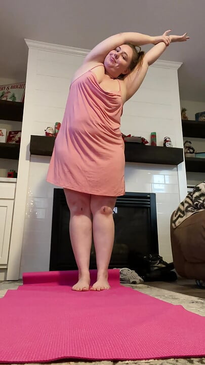 İri güzel anne katie yoga gecelikle tiktok'ta canlı