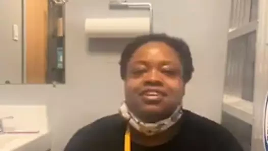 Zenci iri güzel kadın umumi tuvalete işiyor