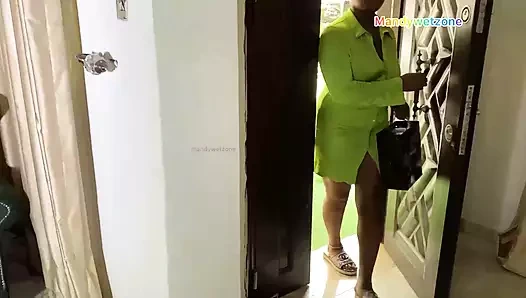 Kız arkadaşlarım ateşli üvey annem oturma odasında benimle çok edepsiz oynamak istiyor