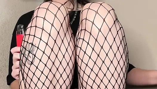 File çorap içinde sigara içiyor, amcığıma bir göz atarak seni azdırıyor