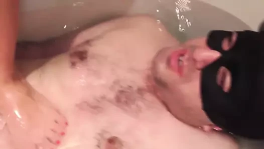 İki sadist sarışın kölelerini su ile yıkamaktan zevk alıyor