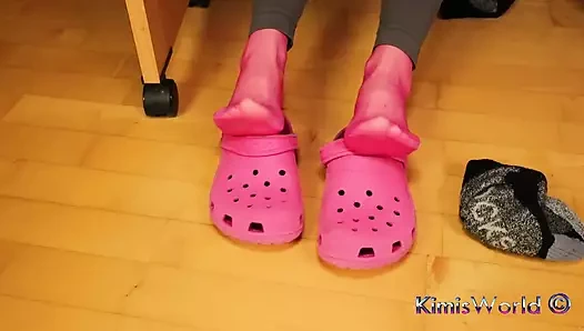 Masanın altında çorap kaldırma ve ayakkabı oyunu - gri tayt, pembe dişler ve naylon çorap