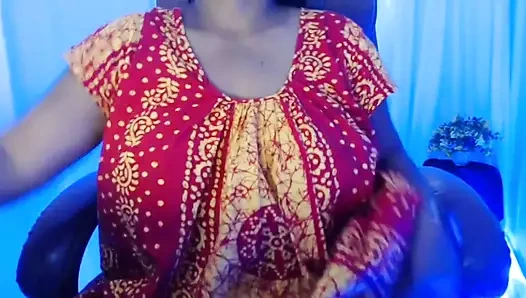 Hintli hamile kadın göğüslerini gösteriyor amcığını ovuyor çıplak ateşli göt göğüsler gösterisi.