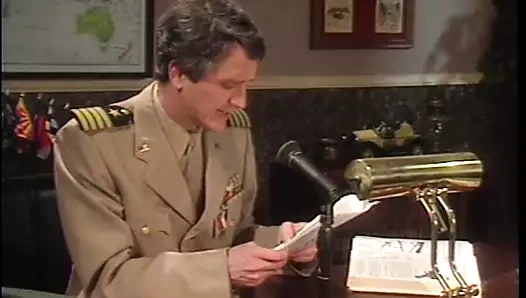 Müthiş bir vücut ile sarışın bomba bir siyah horoz tarafından rammed alır