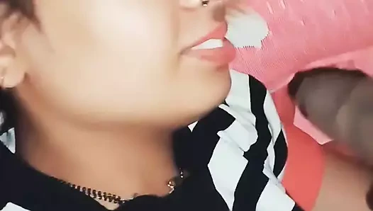 Büyük siyah yarağı emiyor ve ağzına boşalıyor