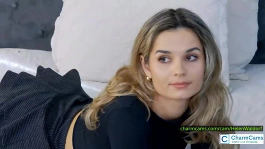Helenwaldorf yatmadan önce sarışın saçlıyı azdırıyor, etek kaldırma, rol yapma kamerası için kalça yüksek daveti