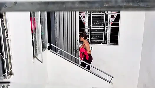 Amerika'ya gitmeden önce temizlikçi kız bana kıçını veriyor