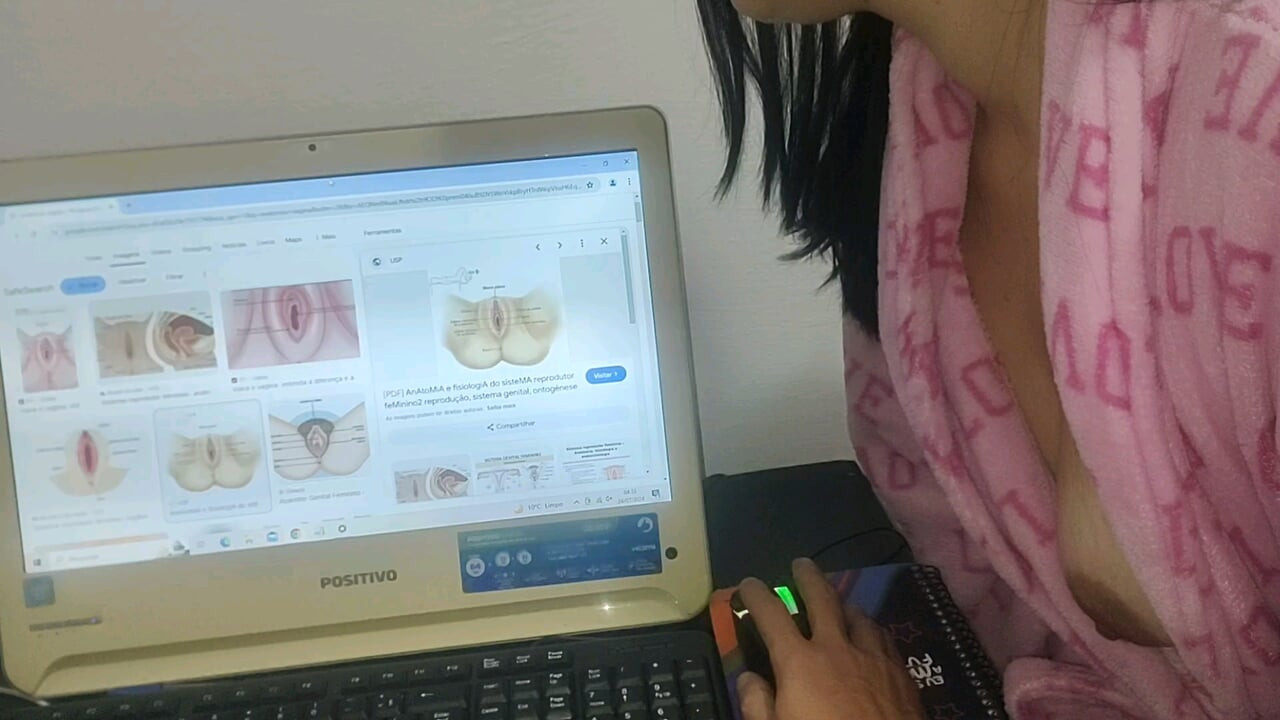 Üvey anne üvey oğlunun anatomi çalışmasına yardım ediyor